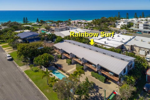 Unit 1 Rainbow Surf - Modern, Two Storey Townhouse With Large Shared Pool, Close To Beach And Shop - Holiday Find 2