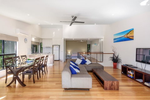 Unit 1 Rainbow Surf - Modern, Two Storey Townhouse With Large Shared Pool, Close To Beach And Shop - Holiday Find 0