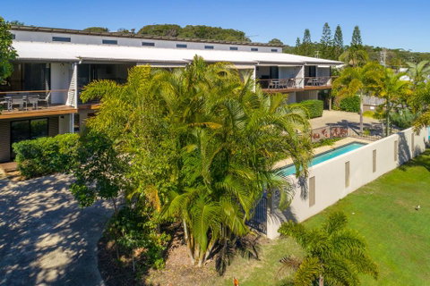 Unit 1 Rainbow Surf - Modern, Two Storey Townhouse With Large Shared Pool, Close To Beach And Shop - Holiday Find 3