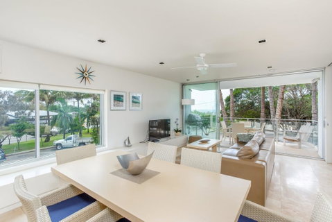Unit 105 Plantation - Rainbow Beach, Plantation Resort, Second Floor, Aircon, Pool, Spa - Holiday Find 2