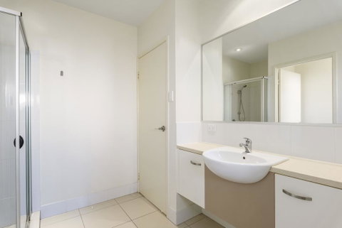 Unit 2 Rainbow Surf - Modern, Double Storey Townhouse With Large Shared Pool, Close To Beach And Shops - Holiday Find 3