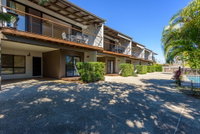 Unit 2 Rainbow Surf - Modern double storey townhouse with large shared pool close to beach and shops