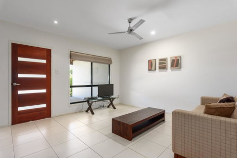 Unit 2 Rainbow Surf - Modern, Double Storey Townhouse With Large Shared Pool, Close To Beach And Shops - Holiday Find 2
