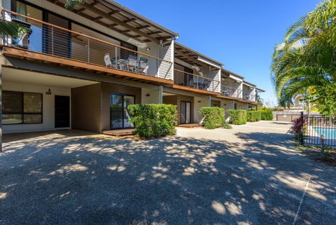 Unit 2 Rainbow Surf - Modern, Double Storey Townhouse With Large Shared Pool, Close To Beach And Shops - Holiday Find 0