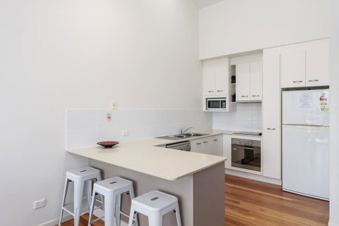 Unit 2 Rainbow Surf - Modern, Double Storey Townhouse With Large Shared Pool, Close To Beach And Shops - Holiday Find 1