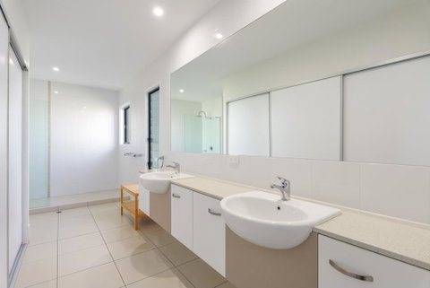 Unit 3 Rainbow Surf - Modern, Double Storey Townhouse With Large Shared Pool, Close To Beach And Shop - Holiday Find 1