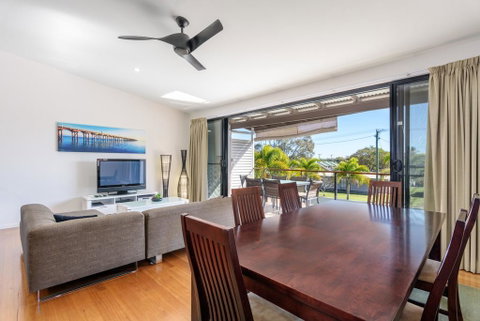 Unit 3 Rainbow Surf - Modern, Double Storey Townhouse With Large Shared Pool, Close To Beach And Shop - Holiday Find 0