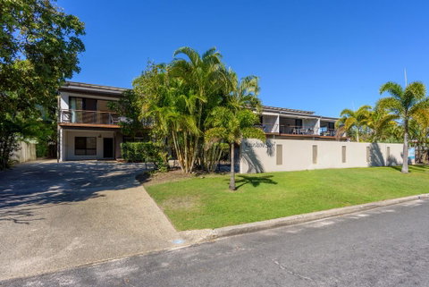 Unit 4 Rainbow Surf - Modern, Double Storey Townhouse With Large Shared Pool, Close To Beach And Shop - Holiday Find 1