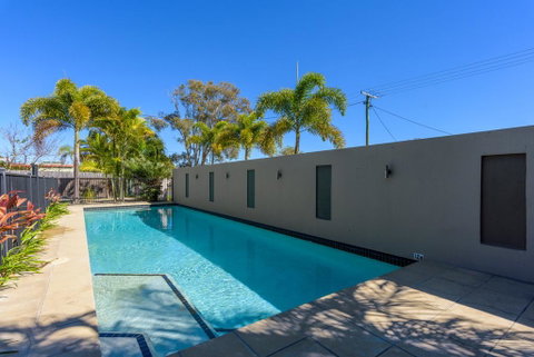 Unit 4 Rainbow Surf - Modern, Double Storey Townhouse With Large Shared Pool, Close To Beach And Shop - Holiday Find 2