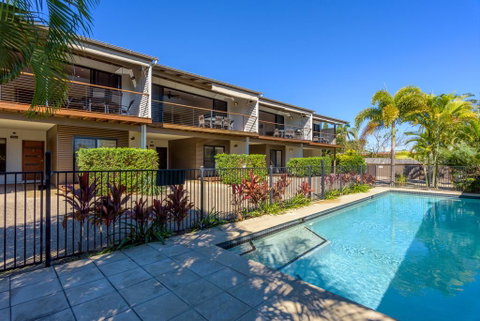 Unit 5 Rainbow Surf - Modern, Double Storey Townhouse With Large Shared Pool, Close To Beach And Shop - Holiday Find 2