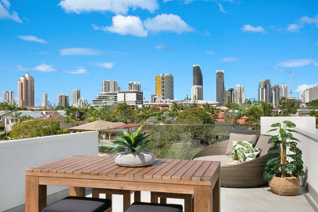 Broadbeach Waters QLD Holiday Find