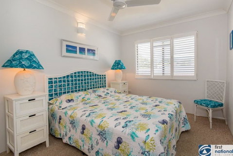 VIEWS VIEWS VIEWS! Front Top Floor Waterfront Unit - Chnook Apartments South Esp, Bongaree - Holiday Find 2
