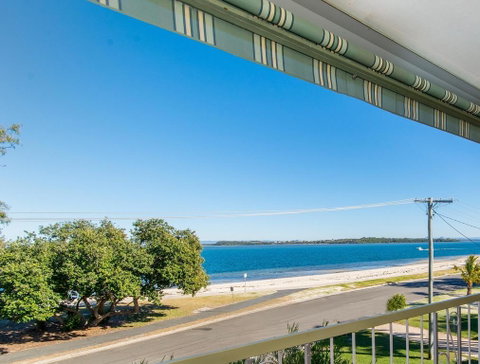 VIEWS VIEWS VIEWS! Front Top Floor Waterfront Unit - Chnook Apartments South Esp, Bongaree - Holiday Find 0