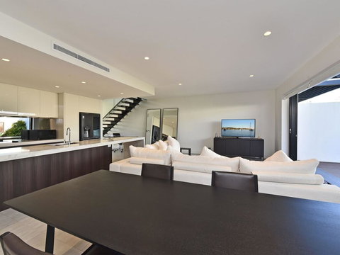 Villa Capri Waterside At Trinity Point - Holiday Find 3