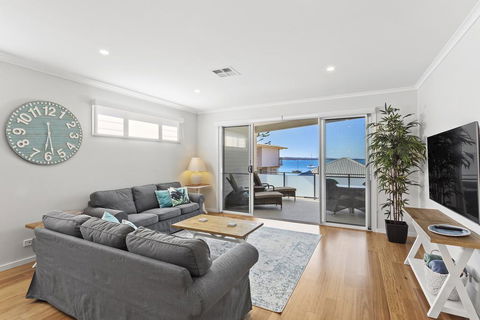 Wanda Waterfront Retreat - Beautiful Beach House - Holiday Find 2