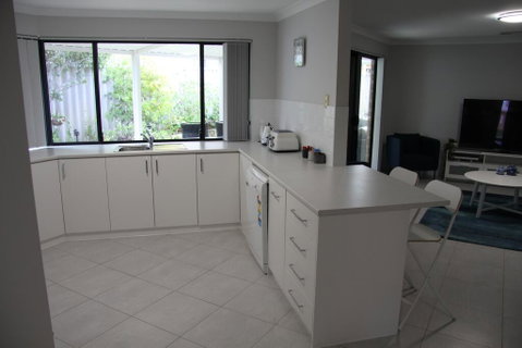 Warnbro Beach Family Accommodation - Holiday Find 2