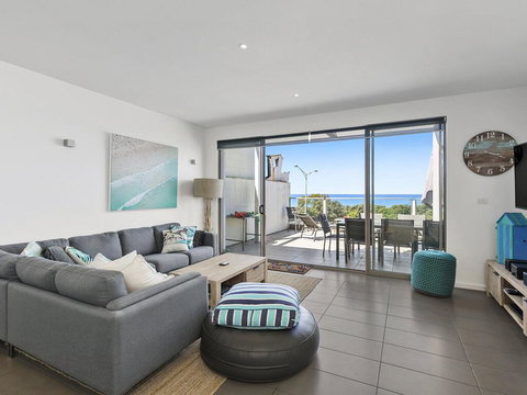 WATERFRONT SEVEN - In The Heart Of Lorne - Holiday Find 0