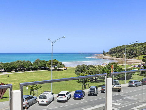 WATERFRONT SEVEN - In The Heart Of Lorne - Holiday Find 2