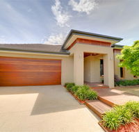 Newington Lakehouse - Holiday Find