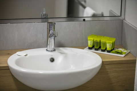 Nightcap At Kawana Waters Hotel - Holiday Find 36