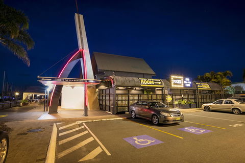 Nightcap At Kawana Waters Hotel - Holiday Find 4