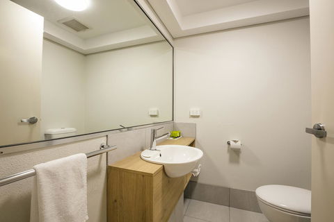 Nightcap At Kawana Waters Hotel - Holiday Find 32