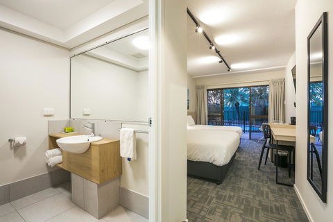 Nightcap At Kawana Waters Hotel - Holiday Find 25