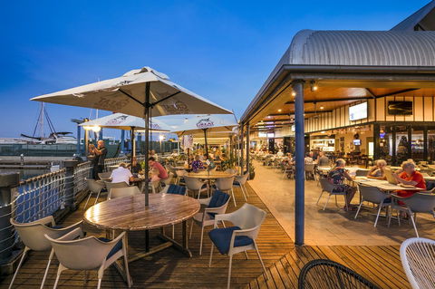 Nightcap At Kawana Waters Hotel - Holiday Find 20