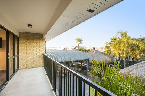 Nightcap At Kawana Waters Hotel - Holiday Find 39