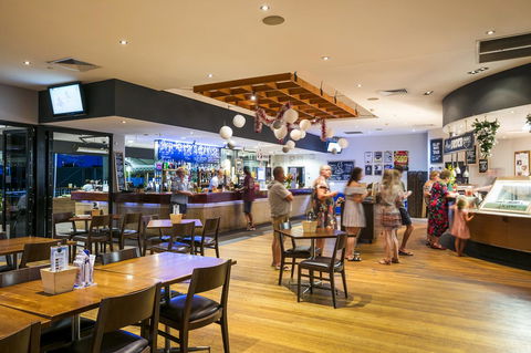 Nightcap At Kawana Waters Hotel - Holiday Find 16