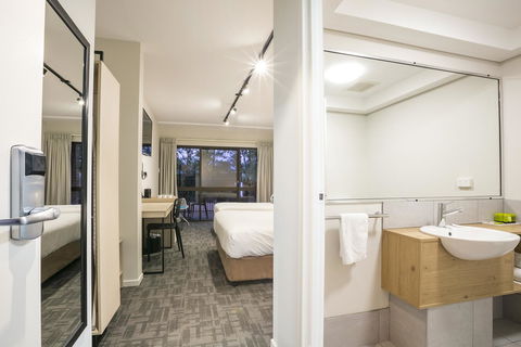 Nightcap At Kawana Waters Hotel - Holiday Find 14