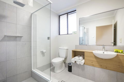 Nightcap At Kawana Waters Hotel - Holiday Find 3