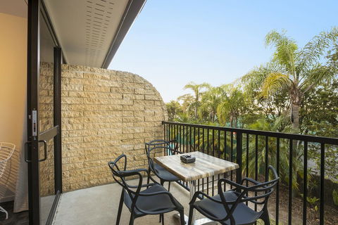 Nightcap At Kawana Waters Hotel - Holiday Find 33