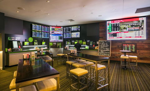 Nightcap At Kawana Waters Hotel - Holiday Find 9