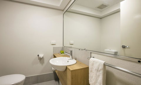 Nightcap At Kawana Waters Hotel - Holiday Find 24