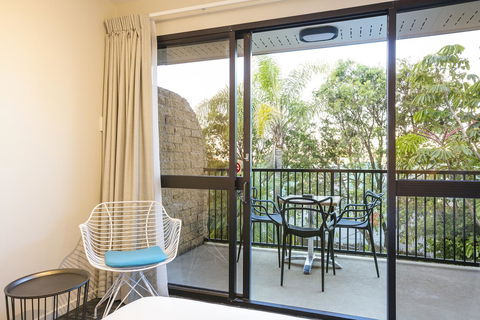 Nightcap At Kawana Waters Hotel - Holiday Find 30