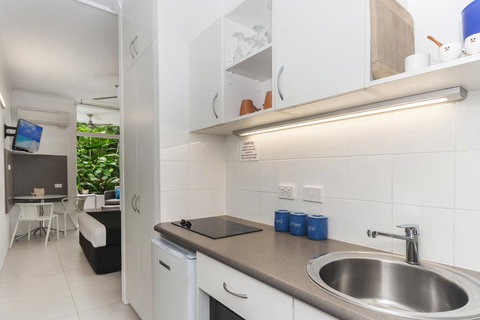 By The Sea Port Douglas - Holiday Find 13