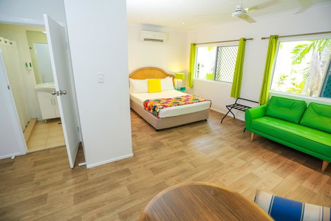 Port Douglas Motel - Holiday Find 11