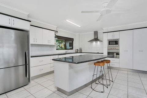 Roydon Beachfront Apartments - Holiday Find 25