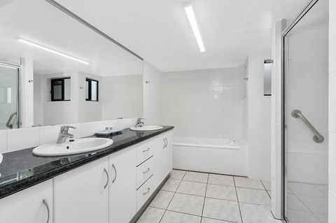 Roydon Beachfront Apartments - Holiday Find 23