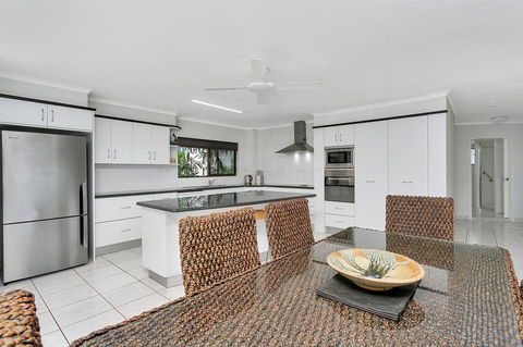 Roydon Beachfront Apartments - Holiday Find 20