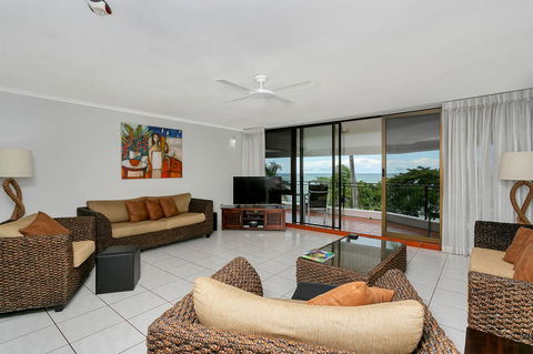 Roydon Beachfront Apartments - Holiday Find 4