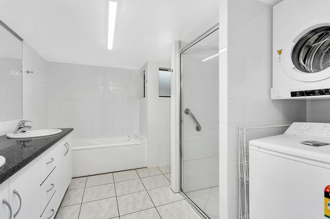 Roydon Beachfront Apartments - Holiday Find 24