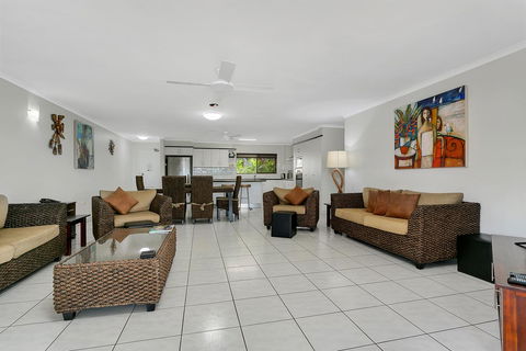 Roydon Beachfront Apartments - Holiday Find 1