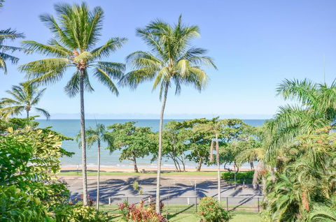 Roydon Beachfront Apartments - Holiday Find 9