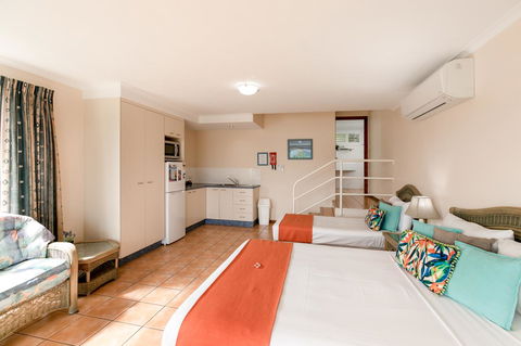 Sunlit Waters Studio Apartments - Holiday Find 41