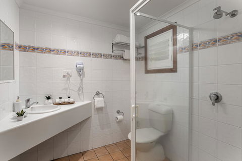 Sunlit Waters Studio Apartments - Holiday Find 11