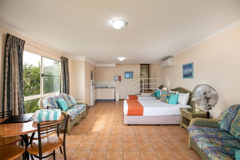 Sunlit Waters Studio Apartments - Holiday Find 42