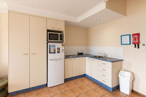 Sunlit Waters Studio Apartments - Holiday Find 40
