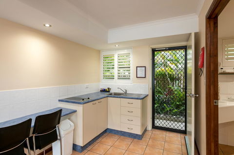 Sunlit Waters Studio Apartments - Holiday Find 27